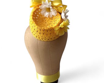 Gelber Stroh Pillbox Fascinator mit Gänseblümchen - Gartenpartyhut im Vintage Stil