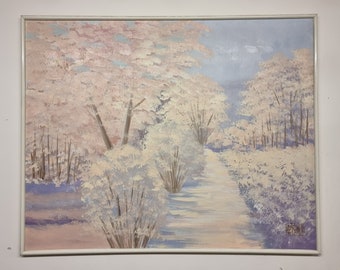 Puede incluir: Pintura al óleo de un paisaje invernal con un camino que atraviesa árboles cubiertos de nieve. La obra presenta una paleta de rosas, azules y blancos suaves, creando una escena serena y pacífica. La pintura está enmarcada en un marco rectangular blanco.