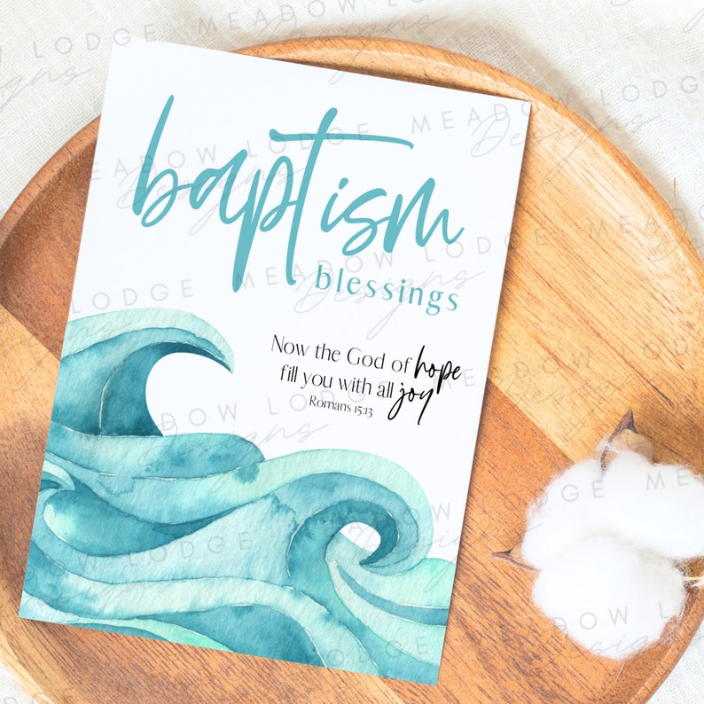 Op de afbeelding: Een witte kaart met blauwe aquarel golven en de tekst "baptism blessings" en "Now the God of hope fill you with all joy" Romeinen 15:13.