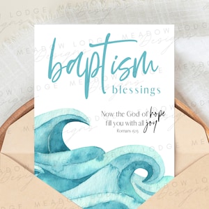 Op de afbeelding: Een witte kaart met blauwe aquarel golven en de tekst "baptism blessings" in blauwe cursieve letters. De kaart bevat ook de Bijbeltekst "Now the God of hope fill you with all joy" uit Romeinen 15:13.