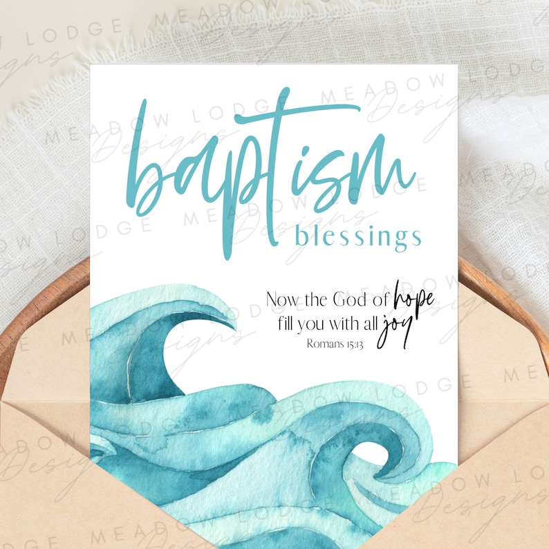 Op de afbeelding: Een witte kaart met blauwe aquarel golven en de tekst "baptism blessings" in blauwe cursieve letters. De kaart bevat ook de Bijbeltekst "Now the God of hope fill you with all joy" uit Romeinen 15:13.