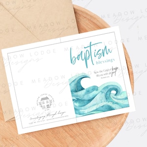 Op de afbeelding: Een witte kaart met blauwe aquarel golven en de tekst "doop zegen" en "Nu de God van hoop vervult u met alle vreugde." Romeinen 15:13. De kaart heeft ook een klein logo met een huis en de tekst "Meadow Lodge Designs" en "Aanmoediging door design".
