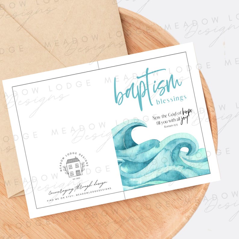 Op de afbeelding: Een witte kaart met blauwe aquarel golven en de tekst "doop zegen" en "Nu de God van hoop vervult u met alle vreugde." Romeinen 15:13. De kaart heeft ook een klein logo met een huis en de tekst "Meadow Lodge Designs" en "Aanmoediging door design".