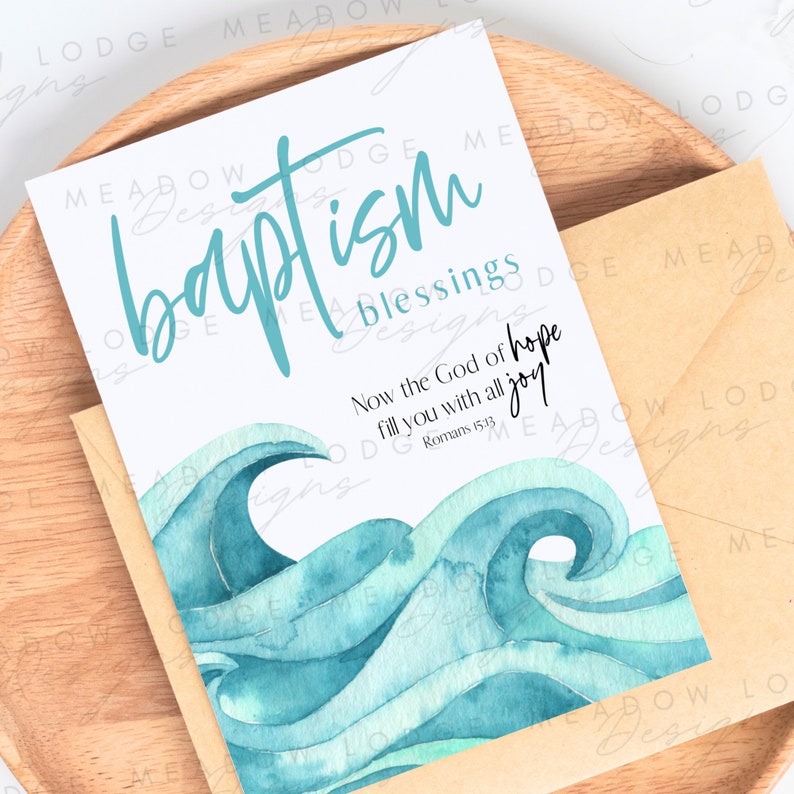 Op de afbeelding: Een witte kaart met blauwe aquarel golven en de tekst "baptism" in blauwe cursieve letters. De kaart bevat ook de tekst "Now the God of hope fill you with all joy" en "Romans 15:13".