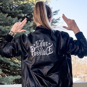 Blouson aviateur brodé Sarah J Maas Crescent City Bryce Quinlan Danika Booktok Ruhn Danaan Lehabah veste en cuir Bookstagram livre cadeau