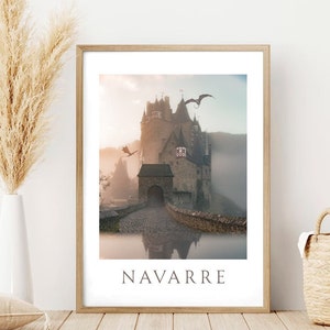 Puede incluir: Una impresi&oacute;n enmarcada de un castillo de piedra con un puente que conduce a la entrada. El castillo est&aacute; rodeado de niebla y dos dragones vuelan por encima. La impresi&oacute;n tiene la palabra "NAVARRE" impresa en la parte inferior.