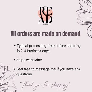 K&ouml;nnte beinhalten: Ein rosa Herz mit dem Text "WELL READ BABES" darin. Unter dem Herzen steht der Text "All orders are made on demand". Unter dem Text stehen drei Aufz&auml;hlungszeichen: "Typical processing time before shipping is 2-4 business days", "Ships worldwide" und "Feel free to message me if you have any questions". Der Text "Thank you for shopping!" befindet sich am unteren Rand des Bildes.