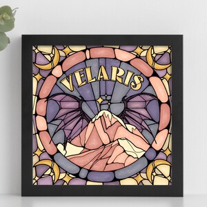 K&ouml;nnte beinhalten: Ein gerahmter Druck mit einem Buntglasdesign, das eine violette und rosafarbene Bergkette mit dem Wort "VELARIS" in goldenen Buchstaben zeigt.