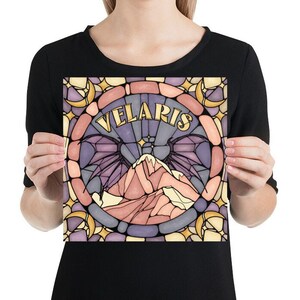 K&ouml;nnte beinhalten: Eine Illustration im Stil eines Buntglasfensters mit einer Bergkette, einem Halbmond und Sternen. Der Text "VELARIS" ist in goldener Schrift geschrieben.