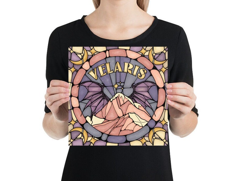 K&ouml;nnte beinhalten: Eine Illustration im Stil eines Buntglasfensters mit einer Bergkette, einem Halbmond und Sternen. Der Text "VELARIS" ist in goldener Schrift geschrieben.