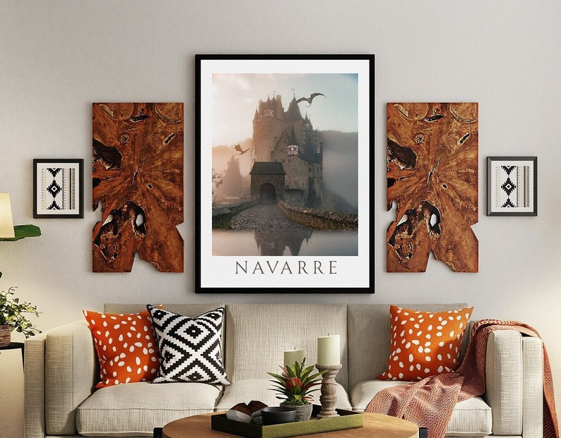 Puede incluir: Una impresi&oacute;n enmarcada de un castillo con un drag&oacute;n volando por encima. El castillo est&aacute; rodeado de niebla y agua. La impresi&oacute;n est&aacute; titulada "NAVARRE".