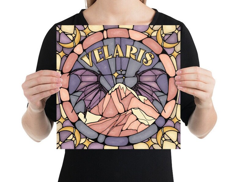K&ouml;nnte beinhalten: Eine Illustration im Stil eines Buntglasfensters mit einer Bergkette mit Fl&uuml;geln und dem Wort "VELARIS" in goldenen Buchstaben. Der Hintergrund ist ein purpurnes, rosa und gelbes Mosaik.