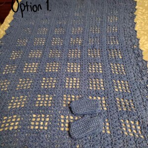 Peut inclure: Une couverture de bébé en crochet bleu avec un bord festonné et des chaussons assortis. Option 1 est écrit dans le coin supérieur gauche de l'image.