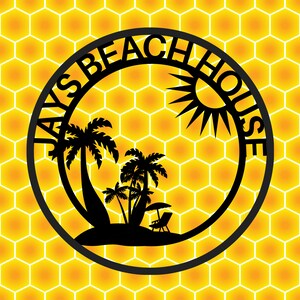 Könnte beinhalten: Schwarze und weiße Silhouette von Palmen, einer Sonne und einem Liegestuhl in einem Kreis mit dem Text "Jay's Beach House" am Rand. Der Hintergrund ist ein gelbes Wabenmuster.