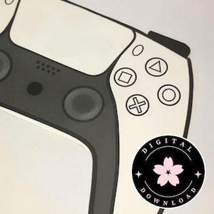 Könnte beinhalten: Ein weiß-schwarzer Videospiel-Controller mit einem kreisförmigen "DIGITAL DOWNLOAD"-Logo mit einer rosa Blume. Der Controller hat ein symmetrisches Design mit Tasten und Richtungstasten. Das Bild ist ein digitaler Download.