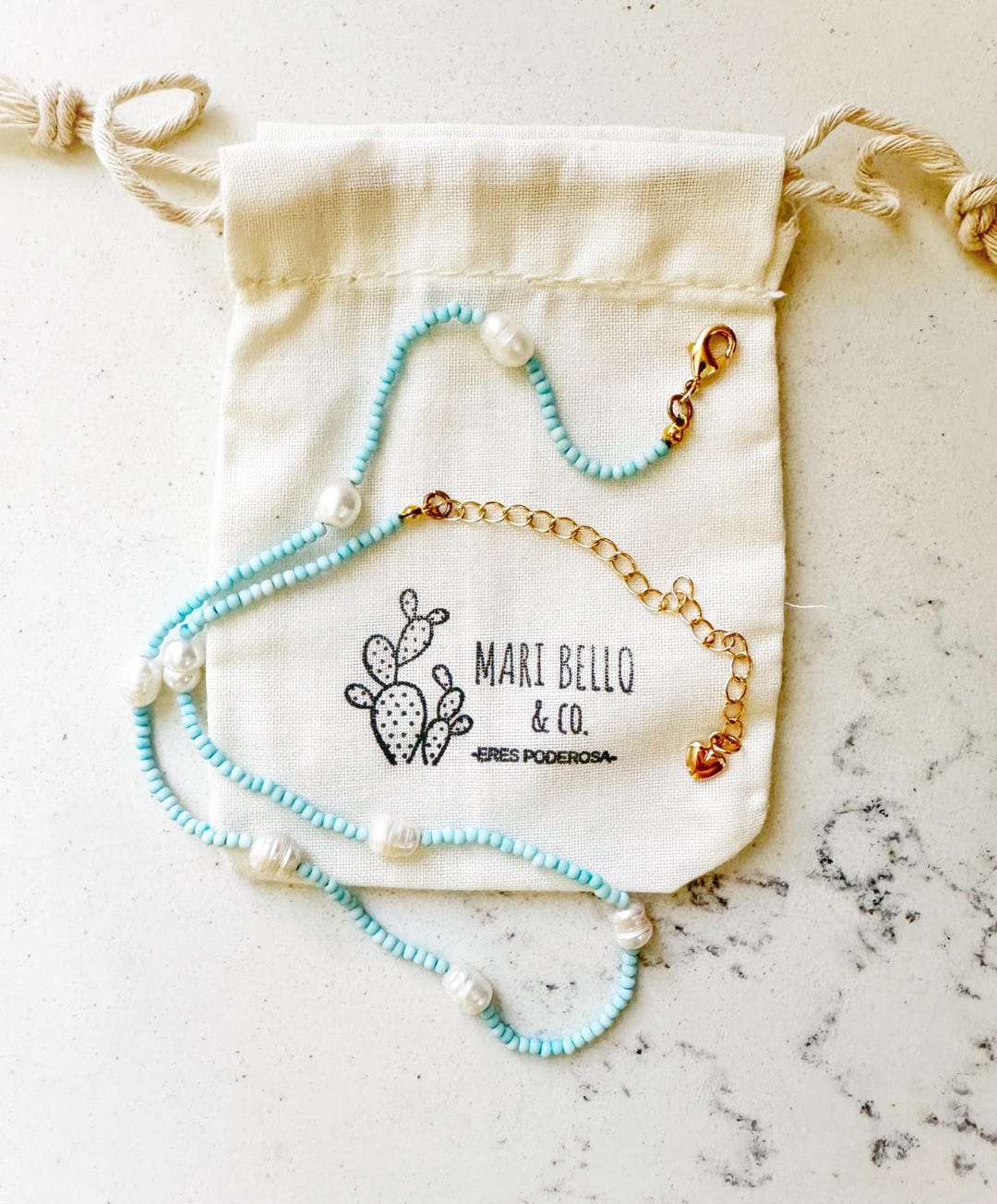 Collier Court En Perles De Rocaille Et Perles D'eau Douce Bleu Foncé Et Blanc - Laiton Doré - Longueur 36-40 Cm