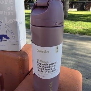Lila Owala 24oz vattenflaska i rostfritt stål med inbyggt sugrör, helt ny bild 2