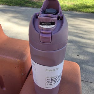 Lila Owala 24oz vattenflaska i rostfritt stål med inbyggt sugrör, helt ny bild 4