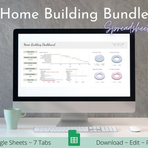 Può includere: Uno schermo di computer che mostra un foglio di calcolo di Google Sheets intitolato "Dashboard di costruzione della casa". Il foglio di calcolo contiene grafici e diagrammi relativi ai costi di costruzione della casa, ai costi di acquisto e ai risparmi stimati. Il testo "Google Sheets ~ 7 Tabs" e "Scarica ~ Modifica ~ Stampa" è visualizzato sotto lo schermo del computer.