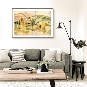 Peut inclure: Une peinture abstraite &agrave; l'aquarelle encadr&eacute;e d'un paysage avec une maison, des arbres et des collines dans des tons de brun, vert et jaune.
