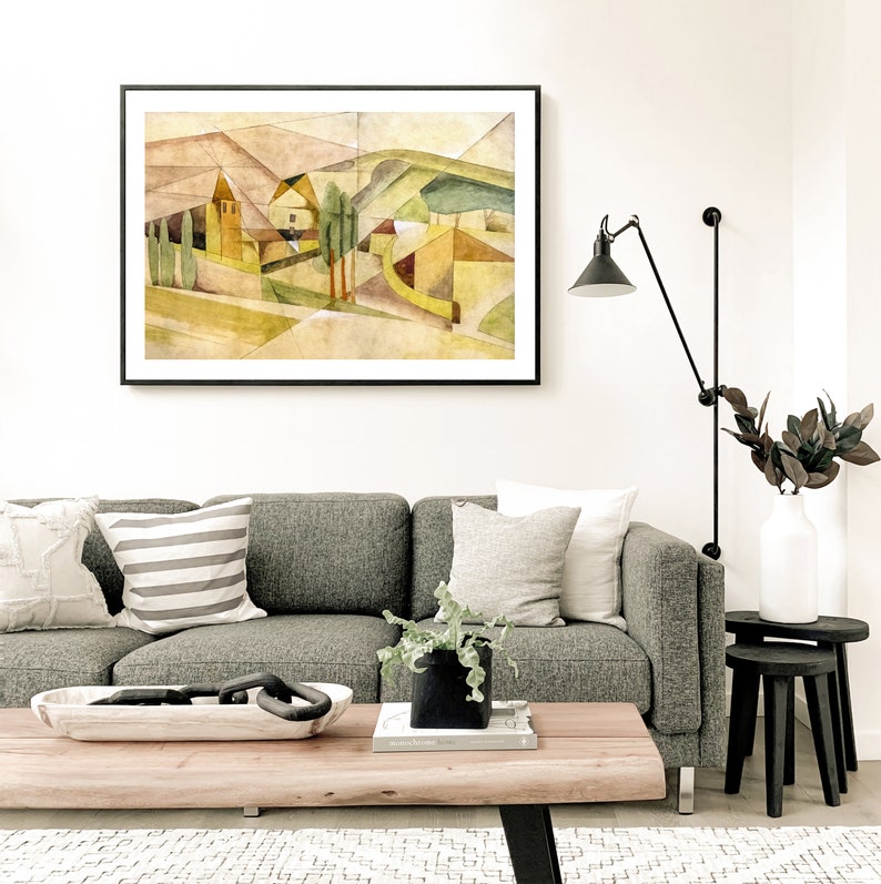 Peut inclure: Une peinture abstraite &agrave; l'aquarelle encadr&eacute;e d'un paysage avec une maison, des arbres et des collines dans des tons de brun, vert et jaune.