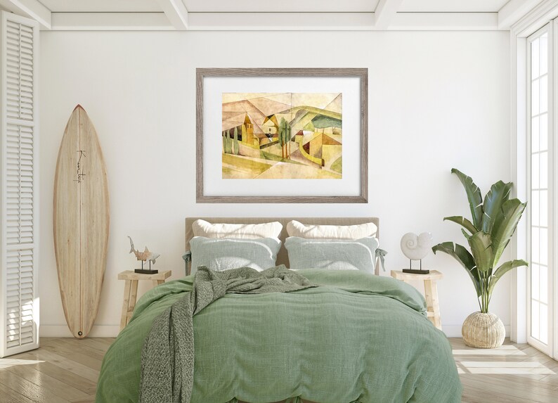 Peut inclure: Une peinture abstraite &agrave; l'aquarelle encadr&eacute;e d'un paysage avec des formes g&eacute;om&eacute;triques dans des tons de jaune, de vert et de brun. La peinture est accroch&eacute;e &agrave; un mur blanc au-dessus d'une couette verte.