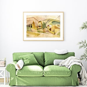 Peut inclure: Une peinture abstraite encadr&eacute;e d'un paysage avec des formes g&eacute;om&eacute;triques dans des tons de brun, vert et jaune. La peinture est accroch&eacute;e &agrave; un mur blanc au-dessus d'un canap&eacute; vert.