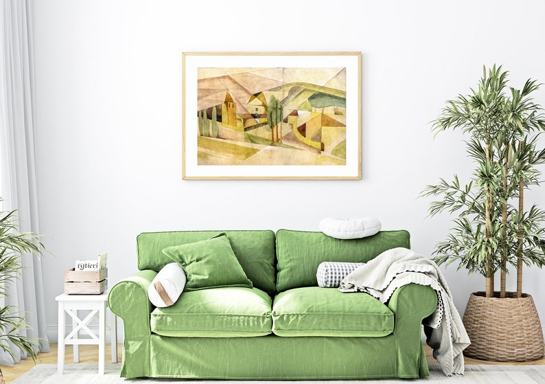 Peut inclure: Une peinture abstraite encadr&eacute;e d'un paysage avec des formes g&eacute;om&eacute;triques dans des tons de brun, vert et jaune. La peinture est accroch&eacute;e &agrave; un mur blanc au-dessus d'un canap&eacute; vert.