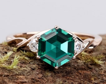 Hexagon Cut Lab erstellt Smaragd Ring Verlobungsring Handgemachter Versprechen Ring für Frauen Drei Stein Ring Braut Ring Edelstein Ring