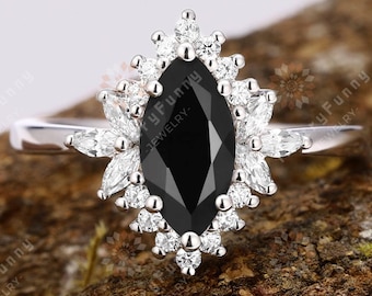 Anillo de ónix negro marquesa: anillo de compromiso de oro blanco con detalles de moissanita