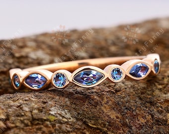 Marquise Cut Lab Gemaakt Alexandrite Band 925 Sterling Silver Wedding Band Verjaardag Cadeau voor vrouwen Handgemaakte Geboortesteen Ring Edelsteen Band