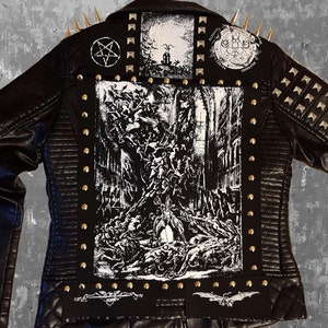 Puede incluir: Chaqueta de cuero negra con tachuelas y parches plateados. Los parches presentan una impresión gráfica en blanco y negro de un árbol con figuras y el texto "SATAN" y "666".