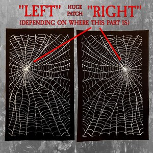 K&ouml;nnte beinhalten: Zwei schwarze Stoffpatches mit wei&szlig;en Spinnennetzen darauf gedruckt. Die Patches sind mit "LINKS" und "RECHTS" beschriftet, wobei der Text "HUGE PATCH" &uuml;ber dem linken Patch steht. Der Text "(JE NACHDEM, WO DIESER TEIL IST)" befindet sich unter den Beschriftungen.