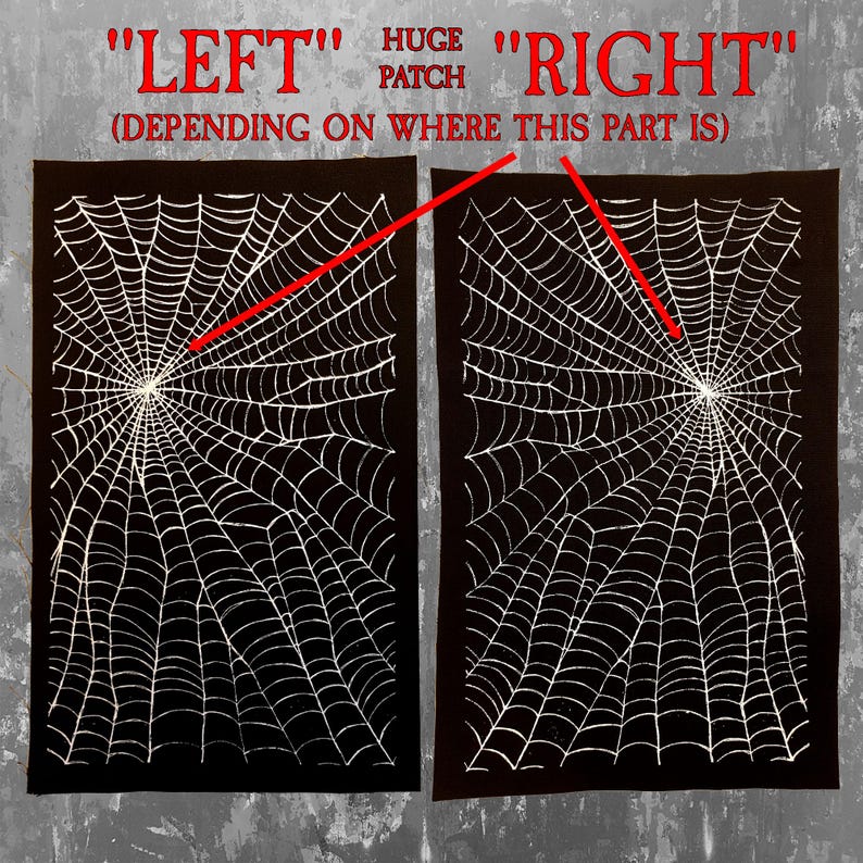 K&ouml;nnte beinhalten: Zwei schwarze Stoffpatches mit wei&szlig;en Spinnennetzen darauf gedruckt. Die Patches sind mit "LINKS" und "RECHTS" beschriftet, wobei der Text "HUGE PATCH" &uuml;ber dem linken Patch steht. Der Text "(JE NACHDEM, WO DIESER TEIL IST)" befindet sich unter den Beschriftungen.