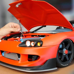 Voiture radiocommandée imprimée en 3D à l'échelle 1/8 avec moteur 2JZ - Châssis personnalisable