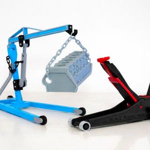 Peut inclure: Un ensemble de réparation automobile miniature comprenant un pont roulant bleu avec un bloc moteur gris suspendu à une chaîne et un cric de sol noir et rouge. Le cric porte le texte "SCALE ADDICTION".