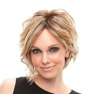 Może przedstawiać: Kobieta z blond, falującymi włosami w czarnym topie bez rękawów.