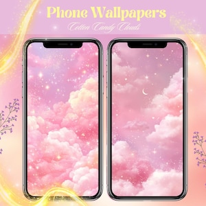 Op de afbeelding: Twee smartphones met roze suikerspin-wolk wallpapers. De telefoons staan tegen een zachte roze achtergrond met de tekst "Phone Wallpapers Cotton Candy Clouds" in een lichtgele letter. De wallpapers tonen pluizige roze wolken, sterren en een halve maan.