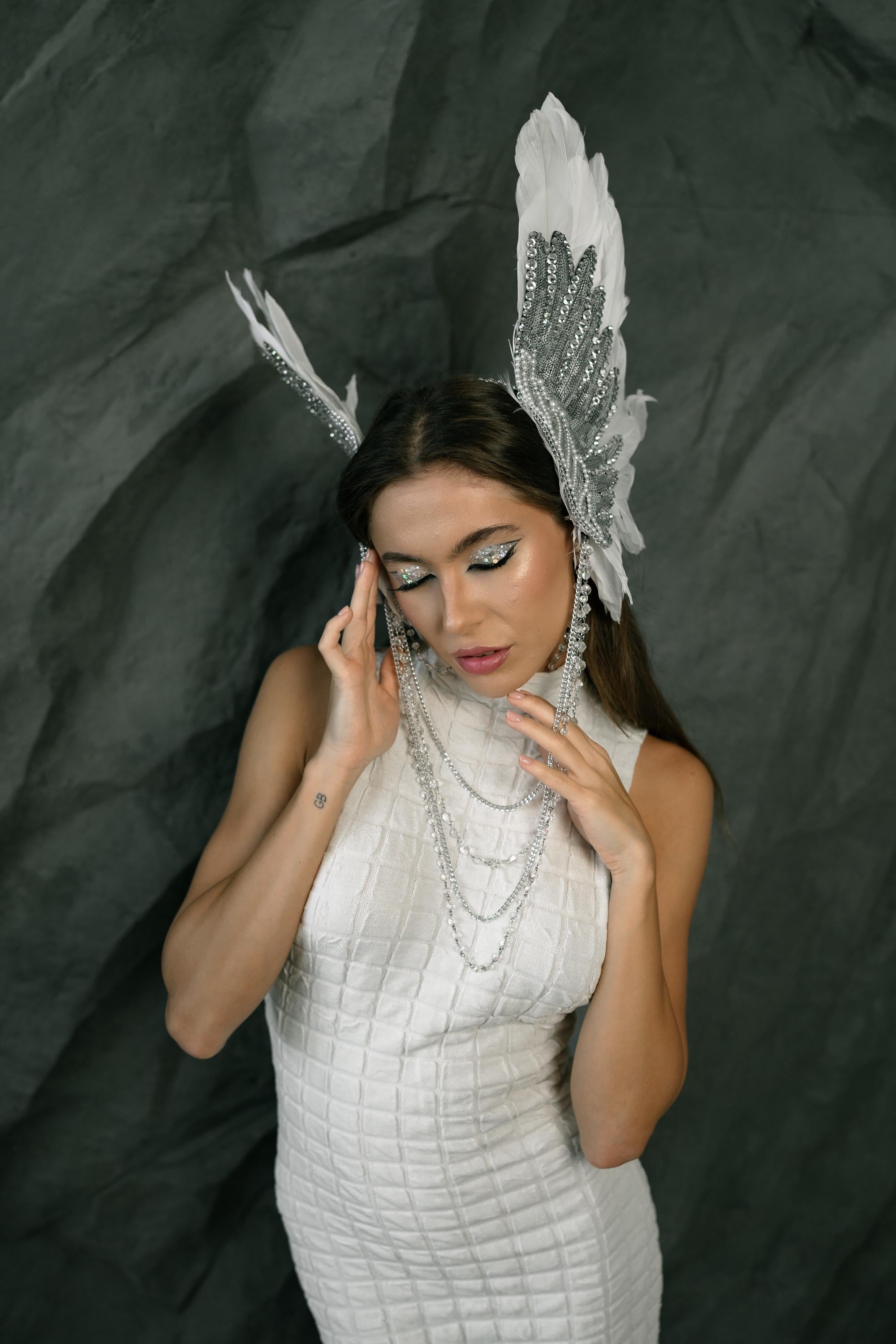 Tocado de alas de ángel con cuentas inspirado en la Gala del Met