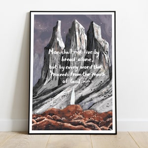 Op de afbeelding: Een aquarel van een bergketen met een citaat uit de Bijbel: "De mens zal niet van brood alleen leven, maar van elk woord dat uit de mond van God voortkomt." - Mattheüs 4:4