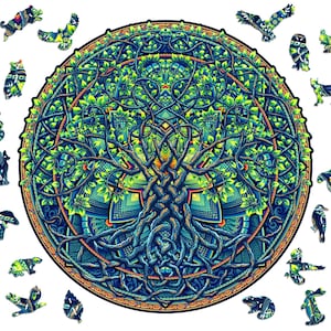 Peut inclure: Un puzzle coloré représentant un grand arbre de vie complexe avec des feuilles vertes, des branches bleues et un motif de mandala. Les pièces du puzzle sont en forme d'animaux, d'oiseaux et d'autres éléments inspirés de la nature.