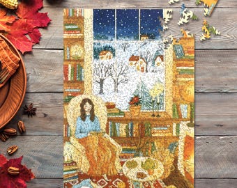 Könnte beinhalten: Fertiges Holzpuzzle, das eine gemütliche Winterszene darstellt. Die Illustration zeigt eine Person, die in einem Stuhl an einem Fenster liest, das einen verschneiten Landschaftsblick bietet. Bücherregale und ein kleiner Tisch mit Essen sind ebenfalls zu sehen.