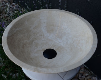 Lavandino in travertino beige chiaro intagliato a mano: mobiletto per bagno personalizzato