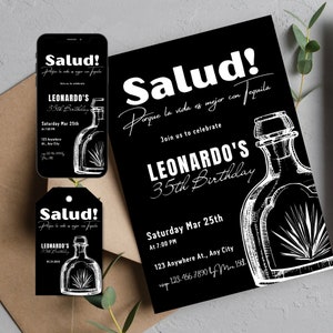 Op de afbeelding: Zwart-witte verjaardagsuitnodiging met een tequilafles-afbeelding. De uitnodiging luidt "Salud! Porque la vida es mejor con tequila." en bevat de tekst "Leonardo's 35th Birthday" en details voor het feest.