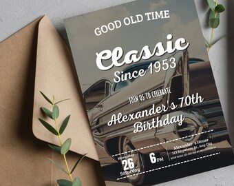 Puede incluir: Una invitación de cumpleaños con un diseño de coche clásico. La invitación dice "Good Old Time Classic Since 1953" e invita a los invitados al 70 cumpleaños de Alexander el 26 de noviembre a las 6 PM. Incluye un sobre marrón y vegetación.