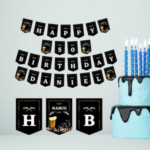 Könnte beinhalten: Schwarzes und goldenes Geburtstagsbanner mit den Worten "Happy 50th Birthday Daniel" und einer Grafik einer Narco-Tequila-Flasche. Das Banner hängt an einer hellblauen Wand.