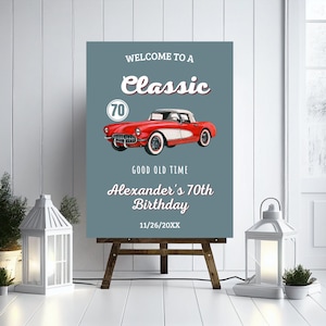 Puede incluir: Un cartel azul y blanco con el texto "Bienvenido a un clásico" y un coche rojo vintage con techo blanco. El coche tiene un círculo con el número 70 en él. El cartel también dice "Good Old Time" y "Alexander's 70th Birthday" con la fecha "11/26/20XX".