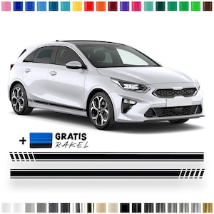 Peut inclure: Une Kia Ceed argentée avec des bandes latérales noires et une calandre noire. La voiture est sur un fond blanc. L'image comprend également une raclette bleue et le texte "GRATIS RAKEL".