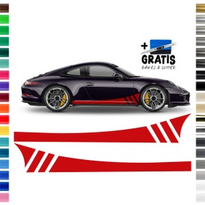 Könnte beinhalten: Rote und weiße Vinyl-Autoaufkleber für einen Porsche 911. Die Aufkleber sind so konzipiert, dass sie an der Seite des Autos angebracht werden, und weisen ein Rennstreifendesign mit drei roten Streifen auf.