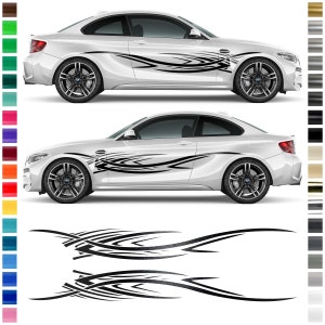 Könnte beinhalten: Ein Satz von zwei schwarzen Vinyl-Autoaufklebern mit einem tribal inspirierten Design. Die Aufkleber sind auf einem weißen Auto gezeigt, mit einem Aufkleber auf jeder Seite des Autos.